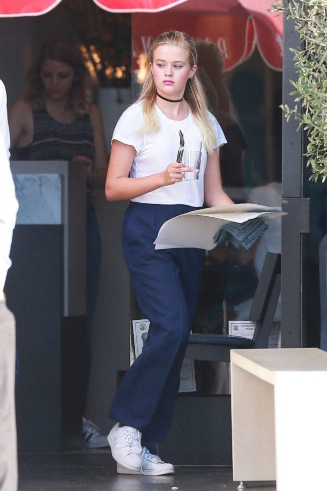 Riz Uizerspunun qızı pizza restoranında çalışır - foto