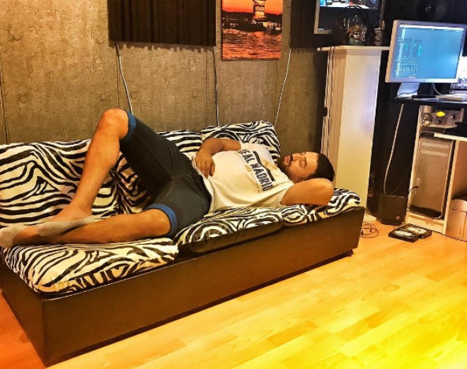 Zamiq yorğunluğunu divanda yataraq çıxartdı - foto