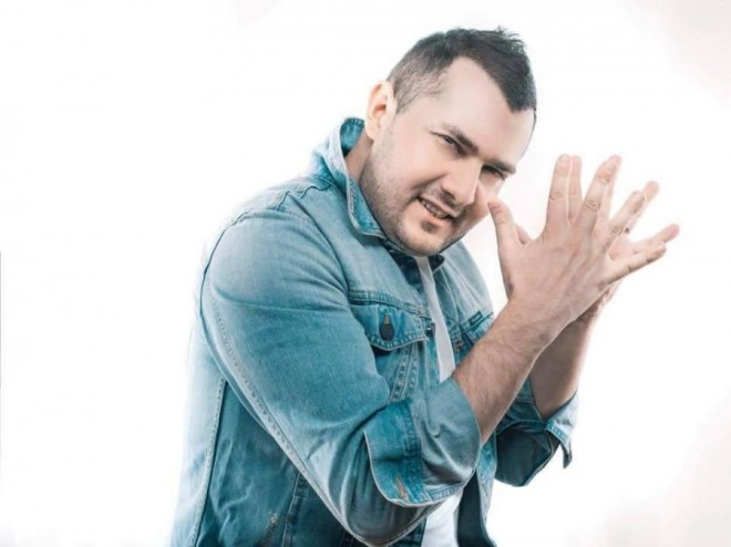 Murad Arif hovuzda - foto