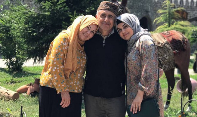 Alim Qasımovun ailəsi ilə fotosu