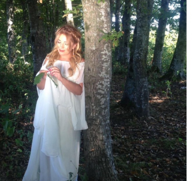 Lalə yeni klip üçün uzun ağ libas geyindi - foto