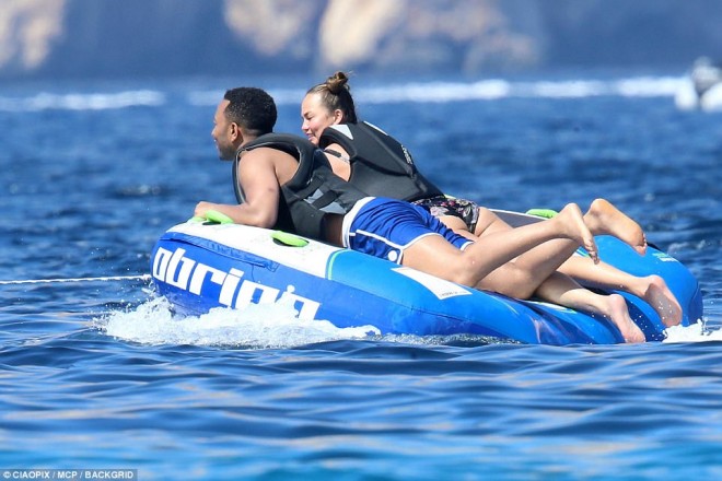 Krissi və Con Legend suda öpüşdü - foto