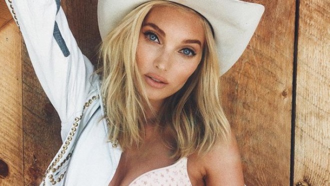 Elza Hosk çılpaq fotosunu yayımladı