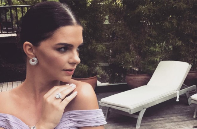 Aktrisanın dekolteli libası - fotolar