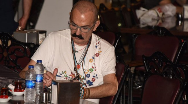 Stilist saç əkdirdi