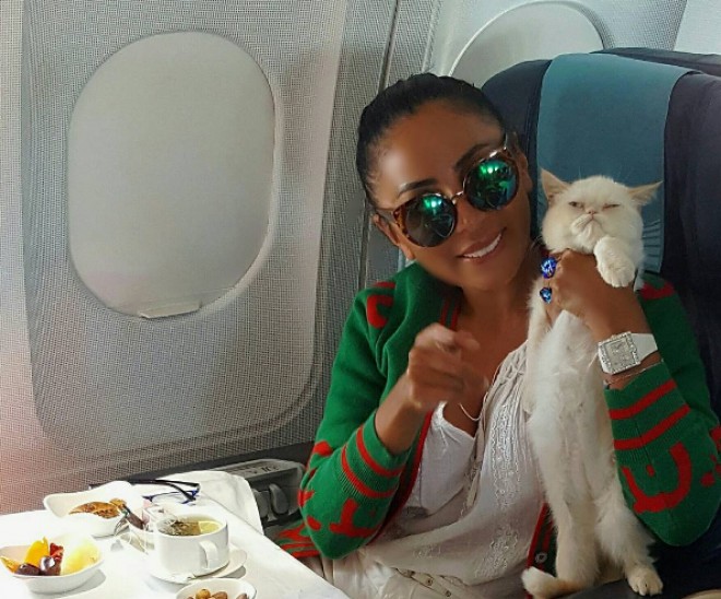 Nanənin pişiyi ilə fotosu