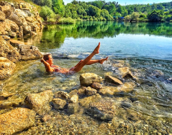 Məşhur model çimərlik geyimində idman hərəkətləri etdi - foto