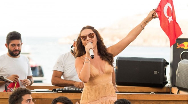 Xəstə halda səhnəyə çıxdı