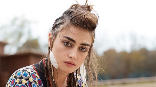 Barmağındakı üzük diqqət çəkdi