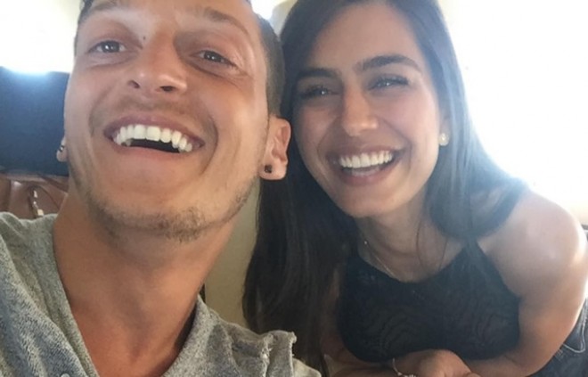 Amine Özili pərəstişkarlarına qısqandı