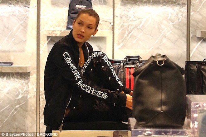 Belanın yağışlı havadakı küçə stili - foto