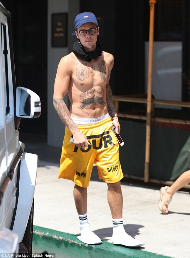 Castin Biber küçəyə yarıçılpaq çıxdı - foto