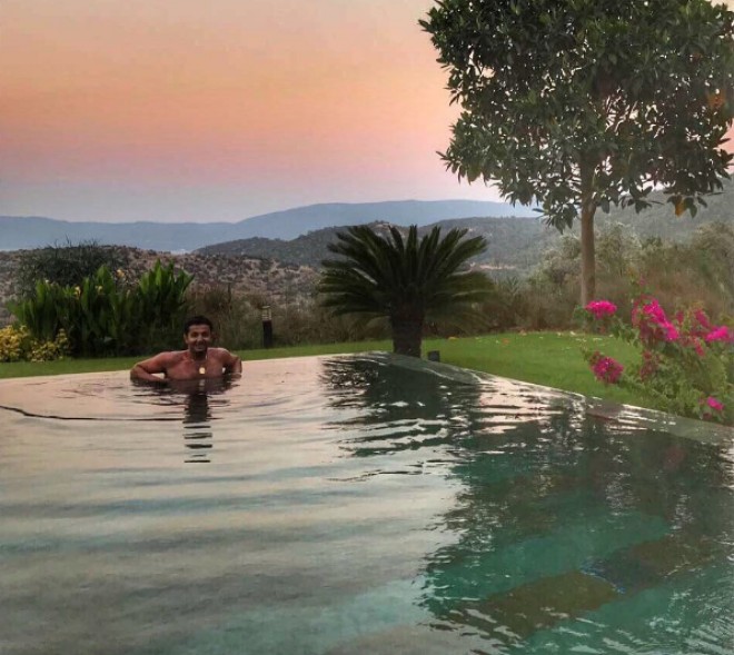 Xəyyamın hovuzda fotosu