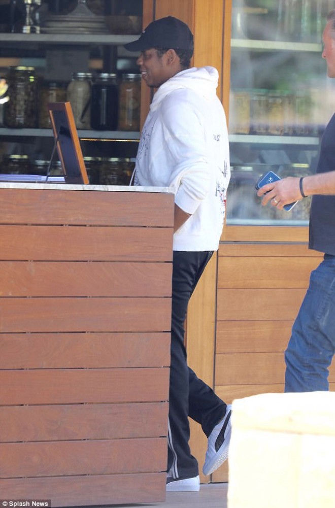 Cey Zi təkbaşına naharda - foto