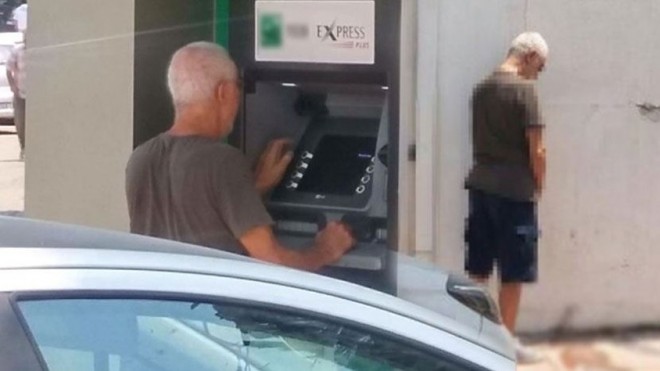 Məşhur türkiyəli müğənni bankın divarına təbii ehtiyacını ödədi - foto