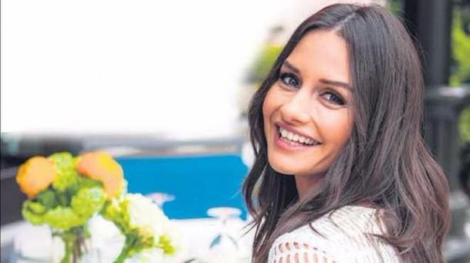 Aktrisanın Atatürkün büstü ilə fotosu