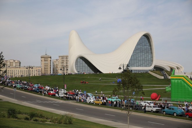 Heydər Əliyev Mərkəzində klassik avtomobillərin yürüşü keçirildi - fotolar