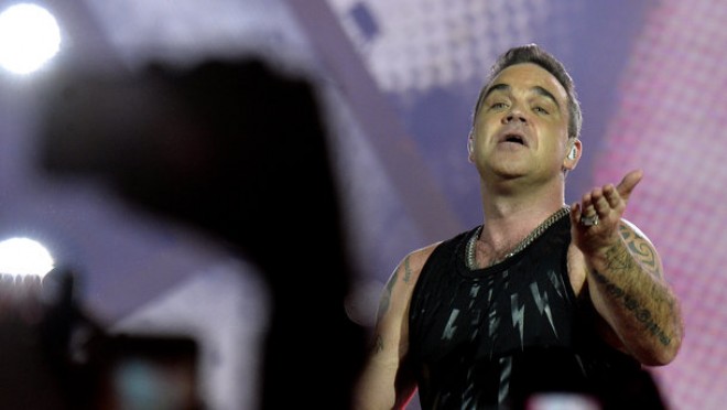 Robbi Uilyams konsertlərini təxirə saldı