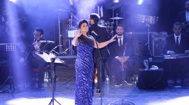 Sibel Can yağışlı havada konsert verdi