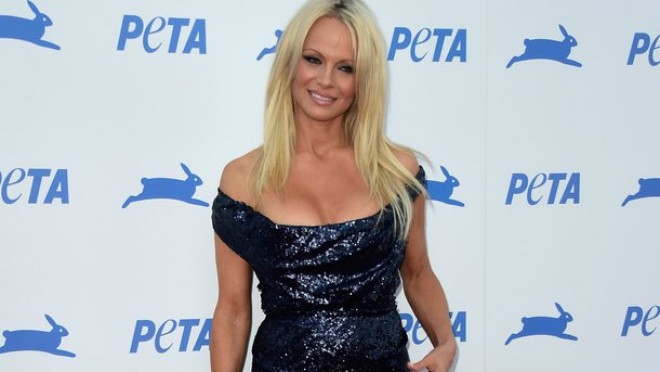 Pamela Anderson tədbirə qısa şortikdə qatıldı - fotolar