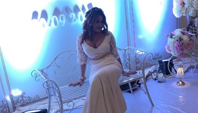 Mətanətin sinə dekolteli libası