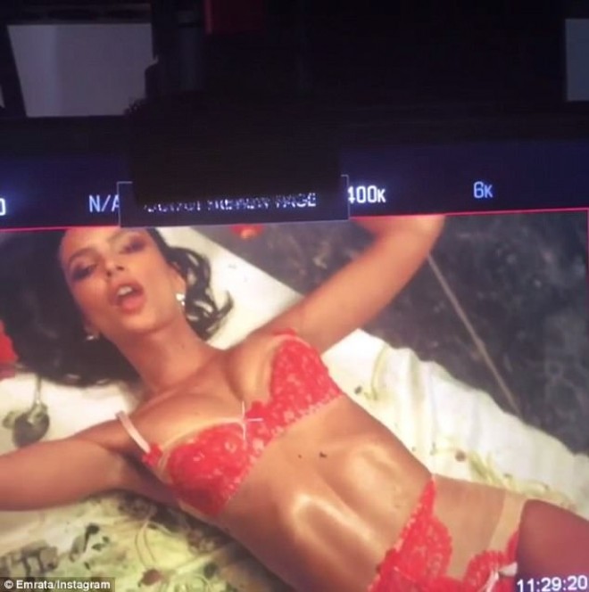 Emili “Love” jurnalı üçün seksual obrazda - foto