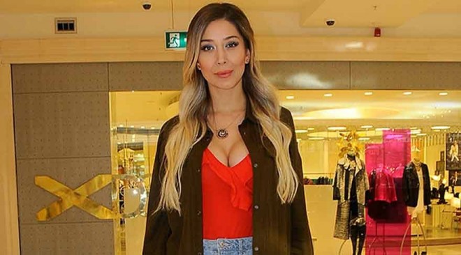 34 yaşlı modelin sinə dekoltesi - foto