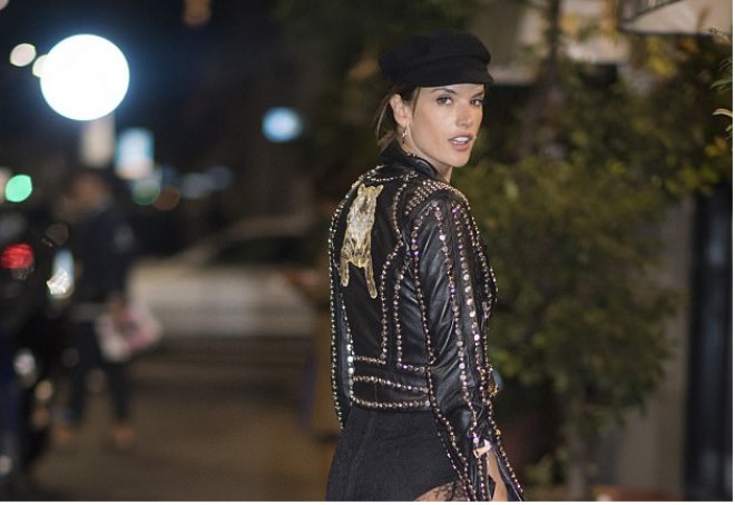 Alessandra transparan geyimdə küçədə görüntüləndi - foto