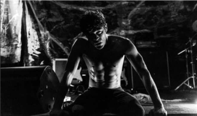 Burakdan yarıçılpaq fotosessiya