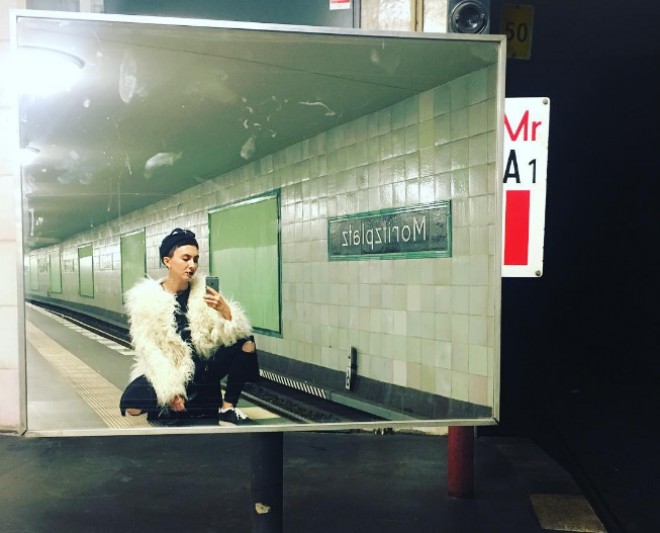 Diana metroda platformada əyləşərək selfi çəkdi - foto