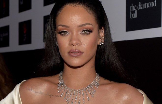 Rihanna idman geyimində moda həftəsini izlədi - fotolar