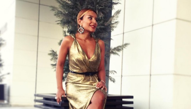 Əməkdar artistin dekolteli libası - fotolar