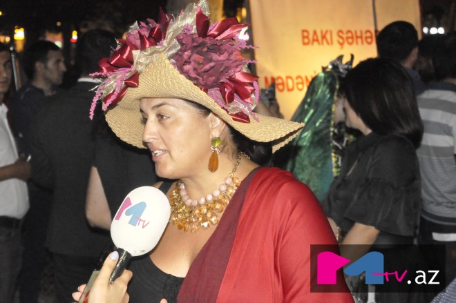 Elza Seyidcahan “Mən dəlinin rəssamı”nı yazır - fotolar