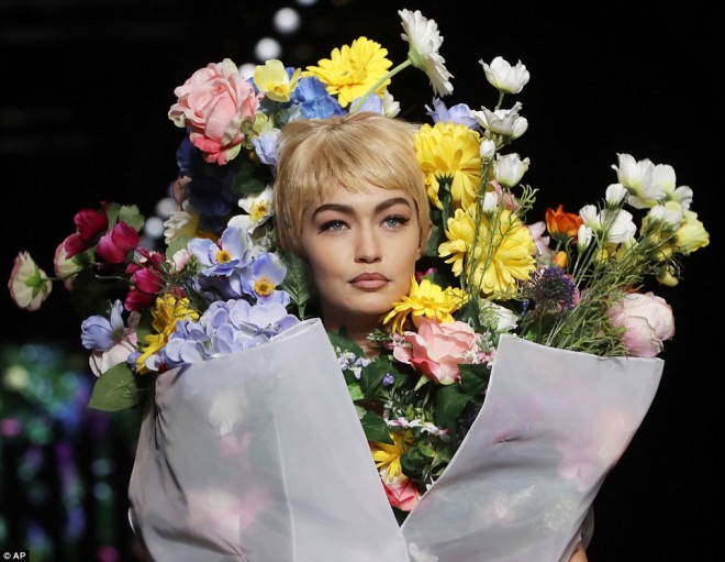 Cici “gül buketi” obrazında - foto