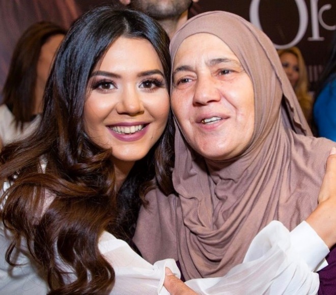 Oksana anası ilə - foto