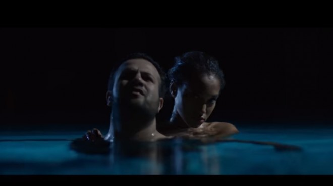 Elnur klipdə modellə hovuza girdi - video