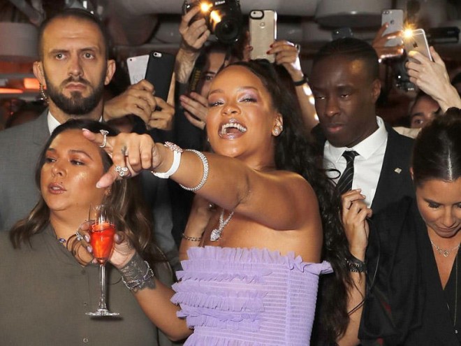 Rihanna diceylik etdi - fotolar