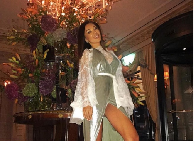 Validə uzun yarıqlı geyimi ilə gündəmə gəldi - foto