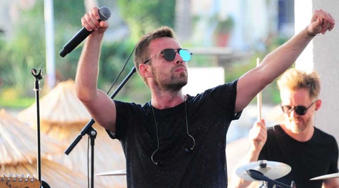 Ayrılığın ağrısını səhnədə unudur