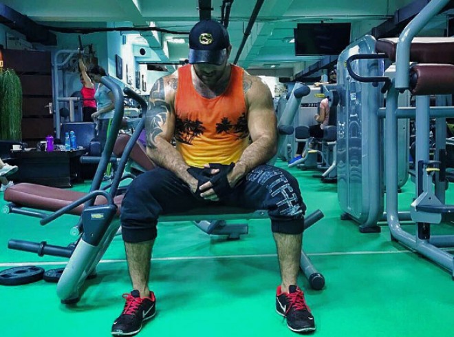 Kamil qızı ilə idman zalında - video