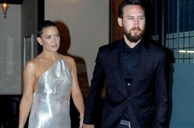 İmicinini dəyişən Keyt Hadsonun kürək dekolteli libası - fotolar