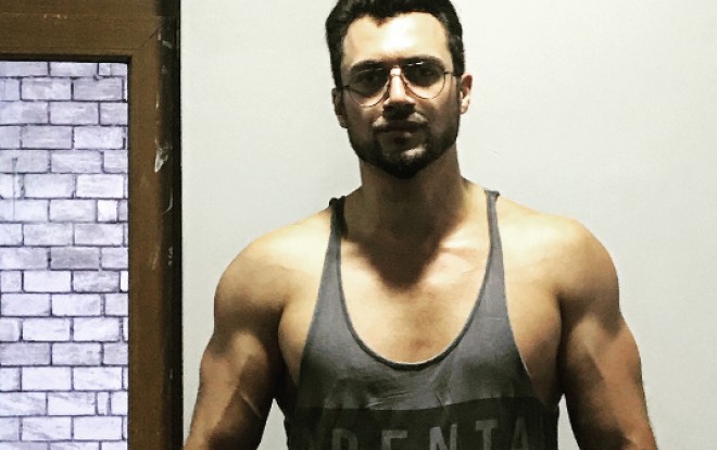 Rüstəm əzələrini nümayiş etdirdi