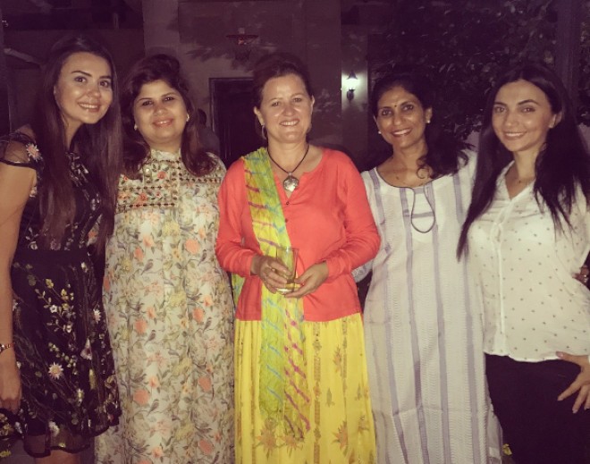 Oksananın Hindistan səfiri ilə fotoları