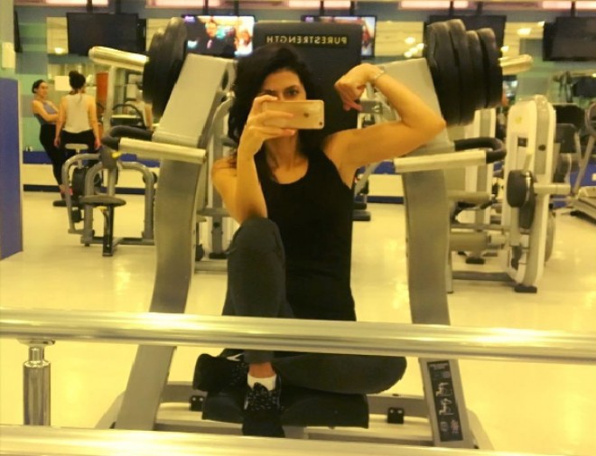 Samira qol əzələsini nümayiş etdirdi - foto