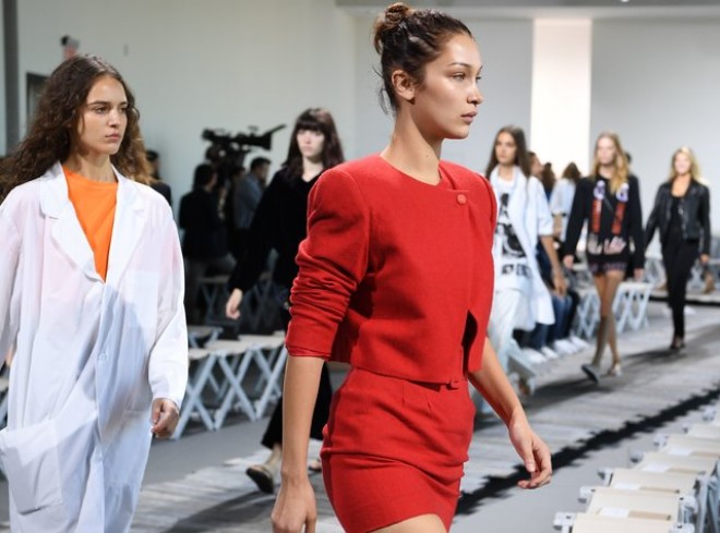 Ketrin Zeta-Cons dəfiləyə 14 yaşlı qızı ilə qatıldı - fotolar