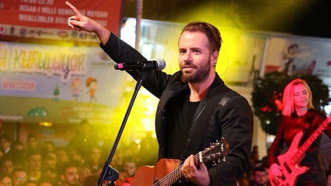 Emre Aydının konsertində dava düşdü – foto