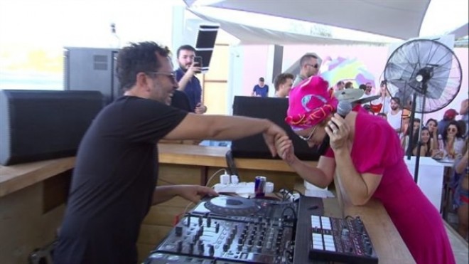 Ərinin əlini öpdü, pul istədi