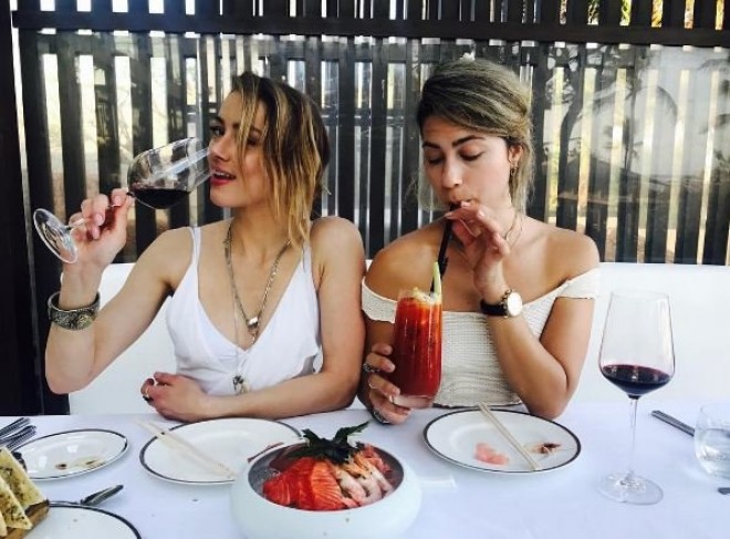 Ember Herd rəfiqələri ilə istirahətdə - fotolar