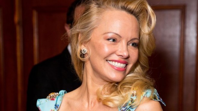 Pamela Andersonun 2700 manatlıq libası - foto