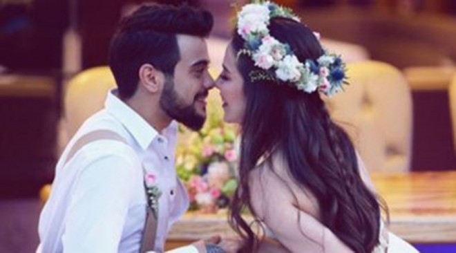 Yeni evlənən cütlük küçədə mübahisə etdi